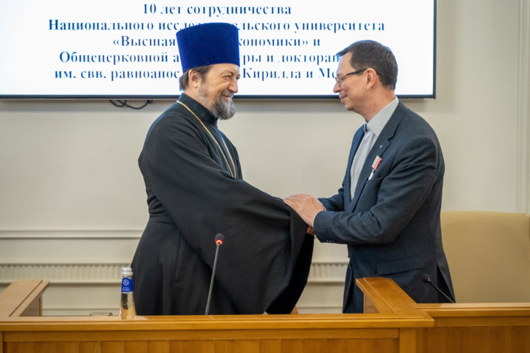 Церковная дипломатия в НИУ ВШЭ НИУ ВШЭ и Общецерковная аспирантура ОЦАД объявят о создании новой совместной магистерской программы по межрелигиозной дипломатии сообщается на сайте вуза Новый профиль подготовки как ожидается будет запущен в следующем учебном году Программа нацелена на подготовку специалистов в сфере межрелигиозных и межконфессиональных связей Ректор ОЦАД протоиерей Максим Козлов отметил заинтересованность в проекте со стороны МИД России и Отдела внешних церковных связей Московского патриархата Совместные образовательные программы ВШЭ и ОЦАД реализуются с 2012 года В настоящее время вузы ведут подготовку по направлениям юриспруденции теологии и изучения религии в современном обществе