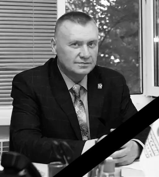 Кандидат в мэры Черногорска Владимир Смышляев скончался Мы выражаем искренние соболезнования семье друзьям и всем кто знал Владимира Леонидовича Его имя навсегда останется в наших сердцах как пример честного и преданного своему делу человека написал глава города угольщиков Василий Белоногов в соцсетях этим утром Владимир Леонидович был депутатом горсовета О месте и времени прощания администрация сообщит позже NotaBene Подписаться