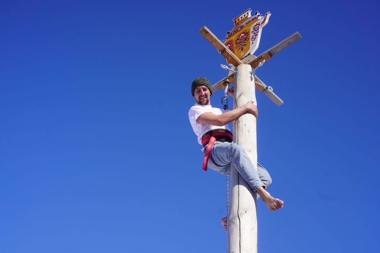 Волгоградец покорил масленичный столб в ЦПКиО за девять секунд Завоевавший звание Царь столба волгоградец стал первым обладателем суперприза сертификата на сет ужина на двоих в лобби баре отеля Победитель рассказал что выигрыш разделит с супругой Напомним взобраться на вершину масленичного столба могут все желающие старше 14 лет Все участники добравшиеся до вершины получают леденец в виде петушка Завтра разыграют второй суперприз чтобы его получить необходимо покорить столб за десять секунд и прозвенеть в колокольчик Подписаться Перейти на сайт MAX