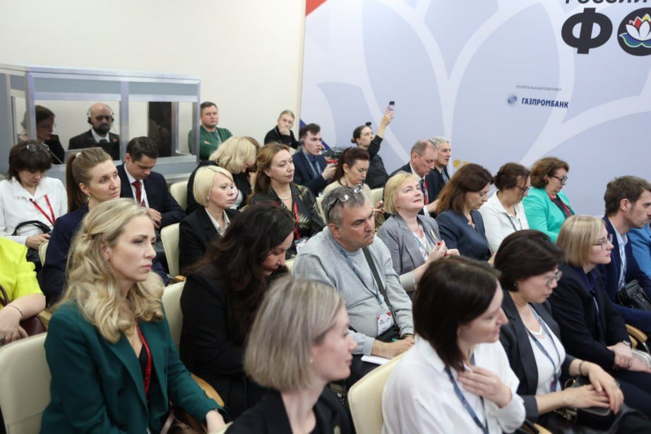 Роль межкультурной коммуникации в рамках экономического сотрудничества обсудили на сессии «Лингвистика и межкультурная коммуникация: трансграничный аспект» Российско-Китайского форума В работе сессии принял участие губернатор Дмитрий Демешин. Он отметил, что сегодня ключевым инструментом для укрепления межкультурных связей, подготовки кадров к глобальным вызовам и усиления позиций России в мире выступает образование. Глава региона представил идею реализации пилотного образовательного проекта, направленного на глубокое изучение двух обязательных иностранных языков – китайского и английского, а также третьего по выбору, среди которых могут быть испанский, французский, арабский или хинди. Генконсул КНР в Хабаровске Цзян Сяоян отметил, что для укрепления российско-китайского языкового и межкультурного взаимодействия, преодоления сложностей в коммуникации необходимо уделять больше внимания лингвистическому образованию. Участники сессии также обсудили перспективы межвузовского взаимодействия с китайской стороной, форматы сотрудничества и новые подходы к изучению языков и культур.