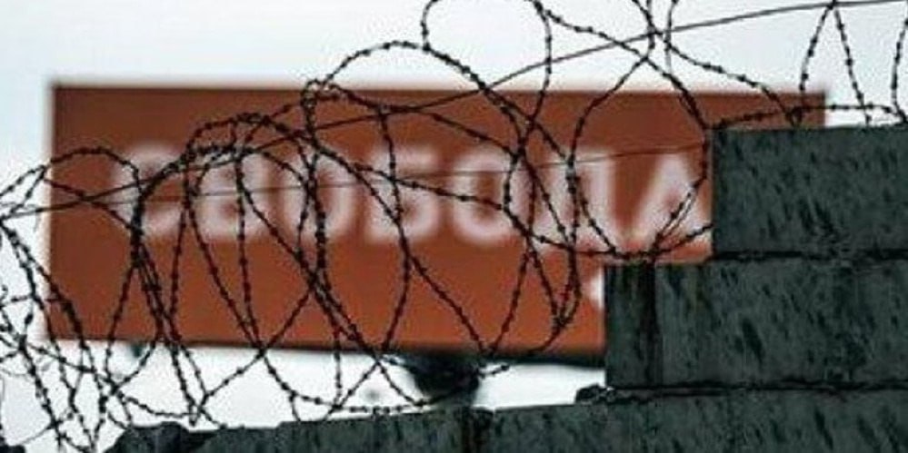 Без права на власть: в Кыргызстане запретили осуждённым занимать высокие посты В Кыргызстане вступили в силу новые законодательные ограничения, кардинально меняющие правила доступа к государственной и политической власти. Согласно подписанным президентом поправкам, теперь даже погашенная или снятая судимость, а также закрытие уголовного дела по нереабилитирующим основаниям станут непреодолимым барьером для получения ряда высоких должностей. Под запрет попадают руководящие позиции в правительстве и других органах государственной власти, в том числе посты в Центральной избирательной комиссии, Счётной палате и Национальном банке. Более того, бывшие осуждённые отныне не смогут баллотироваться в президенты или депутаты Жогорку Кенеша, независимо от срока и характера своей судимости. Закон также коснулся религиозных деятелей. Те, кто приостановил религиозную деятельность, должны будут подождать пять лет, прежде чем смогут претендовать на высшие государственные посты. Это касается как должности президента, так и парламента. Подчеркивается, что главная цель нововведений — «формирование безупречной репутации госаппарата» и укрепление общественного доверия к институтам власти. Новый курс ориентирован на очищение элит от сомнительных фигур, даже если их юридическое прошлое формально не содержит запретов. С принятием этих мер республика делает ставку на радикальное ужесточение фильтров при формировании высшего эшелона власти — с расчётом на повышение легитимности управленческих решений и доверия со стороны гражданского общества. Источник: СЛЕДКОМ