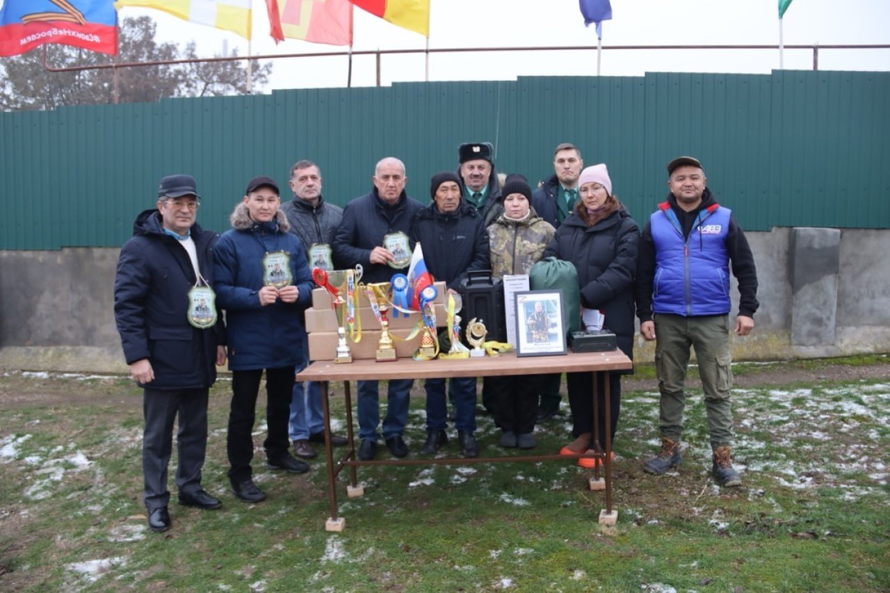 Соревнования, посвященные памяти участника специальной военной операции Ильдара Манкатаева, прошли на территории Арзгирского района  На территории Арзгирского района в границах охотничьих угодий состоялись состязания борзых собак по зайцу-русаку в память участника специальной военной операции, уроженца аула Сабан-Антуста Ильдара Манкатаева.  С приветственным словом к участникам и гостям соревнований обратился депутат Думы Ставропольского края Игорь Андрющенко, который отметил, что такие мероприятия укрепляют наш дух, создают атмосферу единства.  Организаторами состязаний выступила Ставропольская краевая общественная организация охотников и рыболовов. Судейство соревнований осуществляла эксперт высшей категории Тамара Пимахова  Москва .  В состязаниях было зарегистрировано 25 рабочих групп. Зрелищности соревнованиям придавало большое количество участников и стремительно-красивая работа борзых собак.