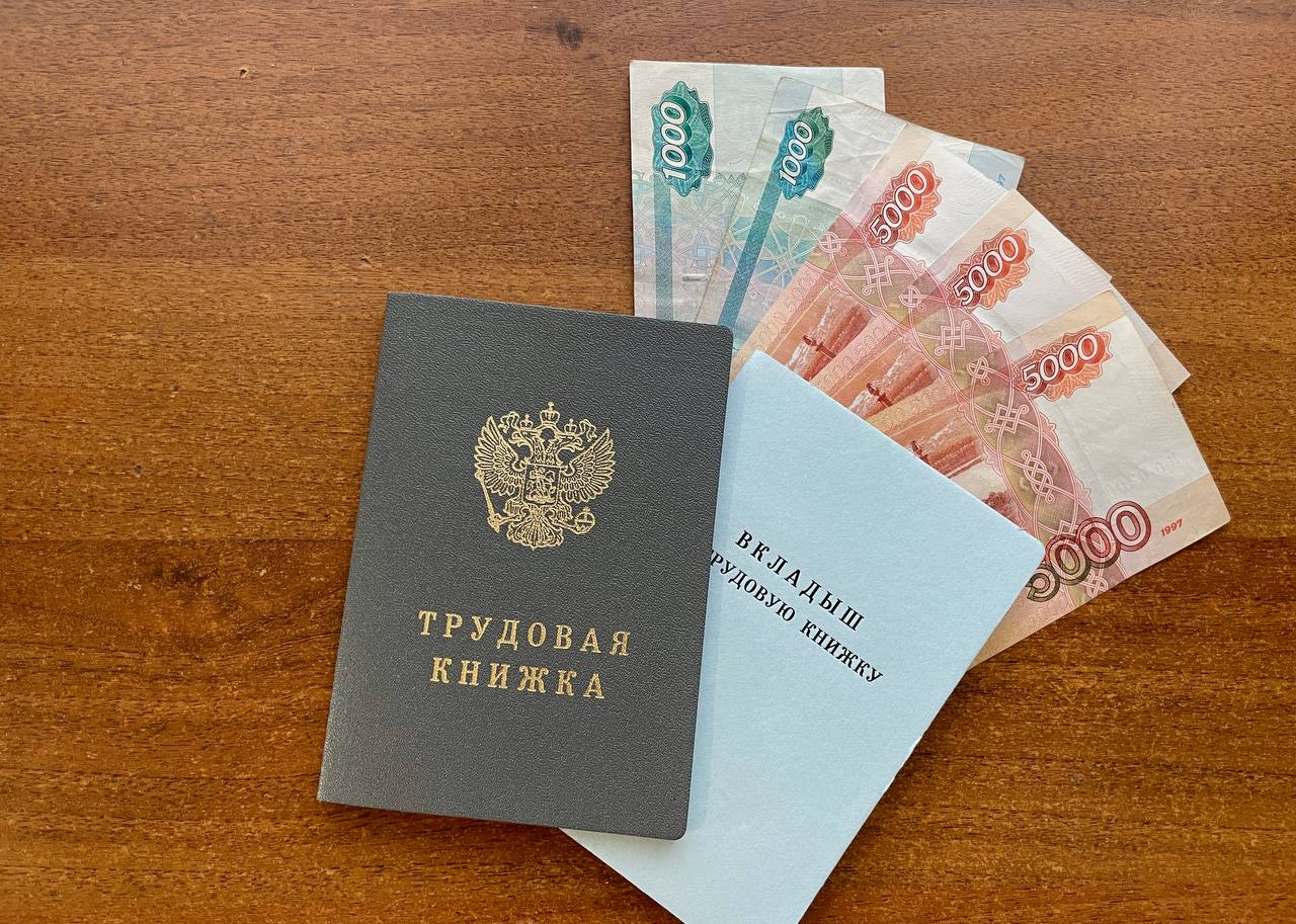  В Тольятти более 1300 подростков нашли работу на лето через центр занятости населения, а в Самаре этот показатель превышает 3000. Рабочий день составляет от четырёх до семи часов, а заработная плата складывается из двух частей: оклад + материальная поддержка — и может достигать 22 тысяч рублей за месяц.