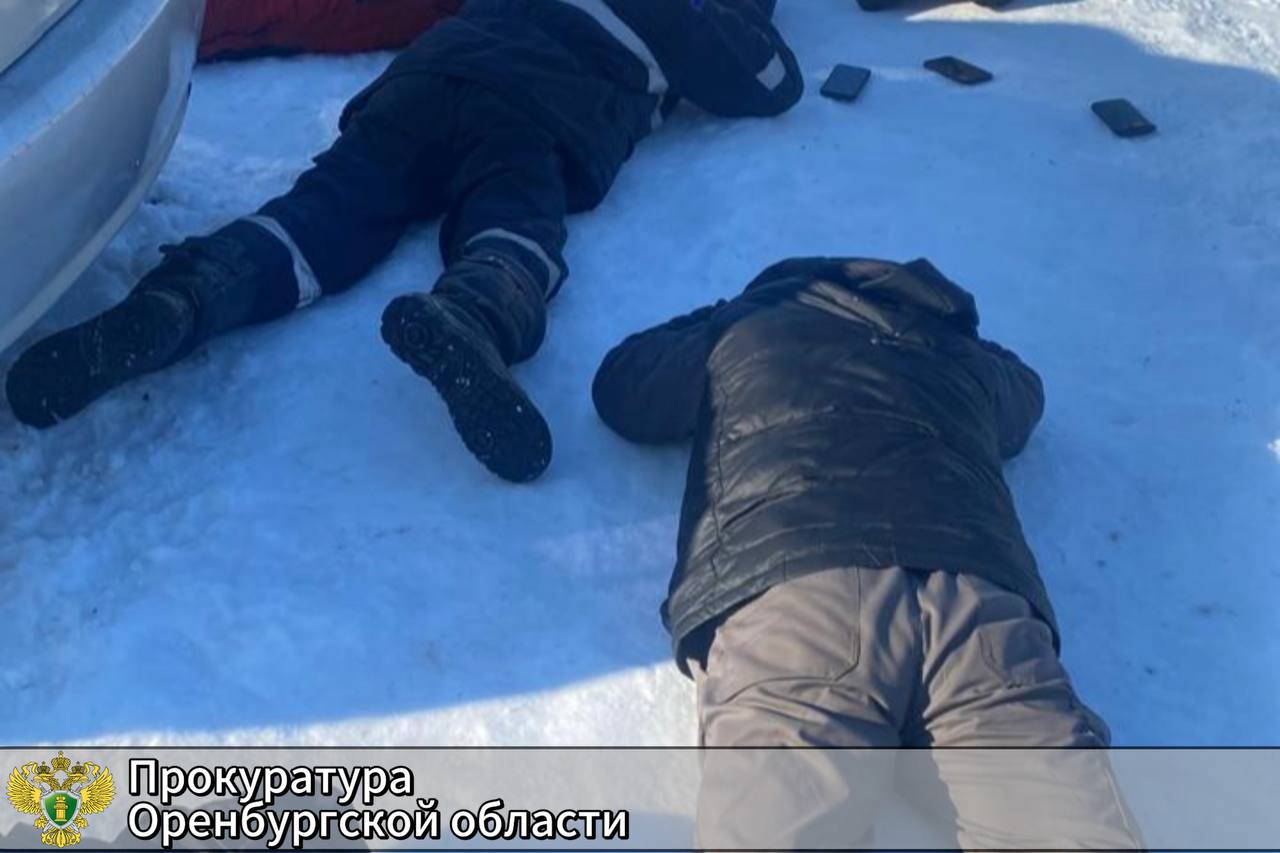 Ущерб превысил 124 млн: шестеро оренбуржцев предстанут перед судом за хищение нефтепродуктов По версии следствия, в марте 2023 года житель Оренбурга Александр Столповских решил похитить нефть с Майорского месторождения. Для этого он привлек своих знакомых Игнатова, Сыскетова, Бадыкова, Ефименко и Гороха. Они заключили договор на проведение технического аудита скважин с ООО «Майорское». Фигуранты занимались восстановлением работоспособности спецоборудования на законсервированных объектах нефтепромысла. Затем незаконно добывали нефть, вывозили ее, а после продавали. С марта 2023-го по февраль 2024 года члены ОПГ похитили более 2,8 тысячи тонн нефти. Общий ущерб превысил 124 млн. Через подконтрольную фирму обвиняемые продавали нефть организациям и нефтеперерабатывающим предприятиям. Фото: прокуратура Оренбургской области.Я видео – УМВД.