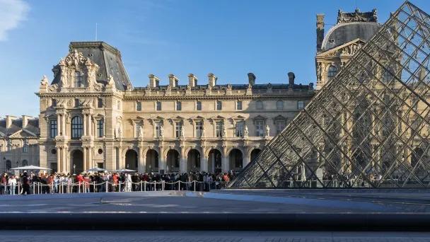 По данным BFMTV в ночь с 12 на 13 февраля в Лувре во Франции произошла крупная протечка воды в одном из залов музея Источник телесети сообщил что вероятно могли быть повреждены некоторые произведения искусства Pascal Avenet Abaca