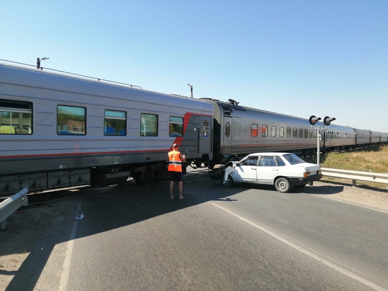 Автомобиль столкнулся с поездом на въезде в Цимлянск  На железнодорожном переезде при въезде в Цимлянск Ростовской области пассажирский поезд совершил вынужденную остановку.   Как сообщают местные жители, в районе 13:00 под проезжавший состав заехал автомобиль.  Поезд № 465 «Астрахань - Имеретинский курорт» задержался ненадолго и уже отправился в своем направлении. Водитель автомобиля, столкнувшегося с пассажирским составом, ожидает приезда ГАИ. О его состоянии пока ничего не сообщается. По словам очевидцев, он жив.  БЛОКНОТ ВОЛГОДОНСК