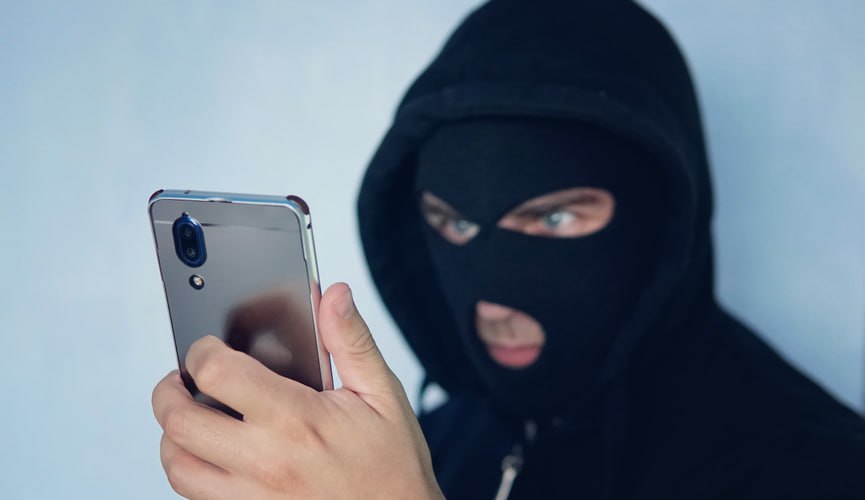 Родителей и подростков обманывают под видом сотрудников военкоматов О новой схеме мошенников предупредила детский омбудсмен Москвы Ольга Ярославская Вот как это работает вам звонят представляясь сотрудниками военкомата называют ФИО ребенка и родителя Объясняют что ребенку нужно встать на учет в 16 лет По этим предлогом аферисты выманивают у родителей номер телефона подростка а потом перезванивают ему и заявляют что он должен записаться на приём к специалисту военкомата Для осуществления записи якобы нужно назвать код из смс сообщения Узнав код мошенники могут получить доступ к личным данным или финансам жертвы Подписаться на truekpru Читать нас в MAX