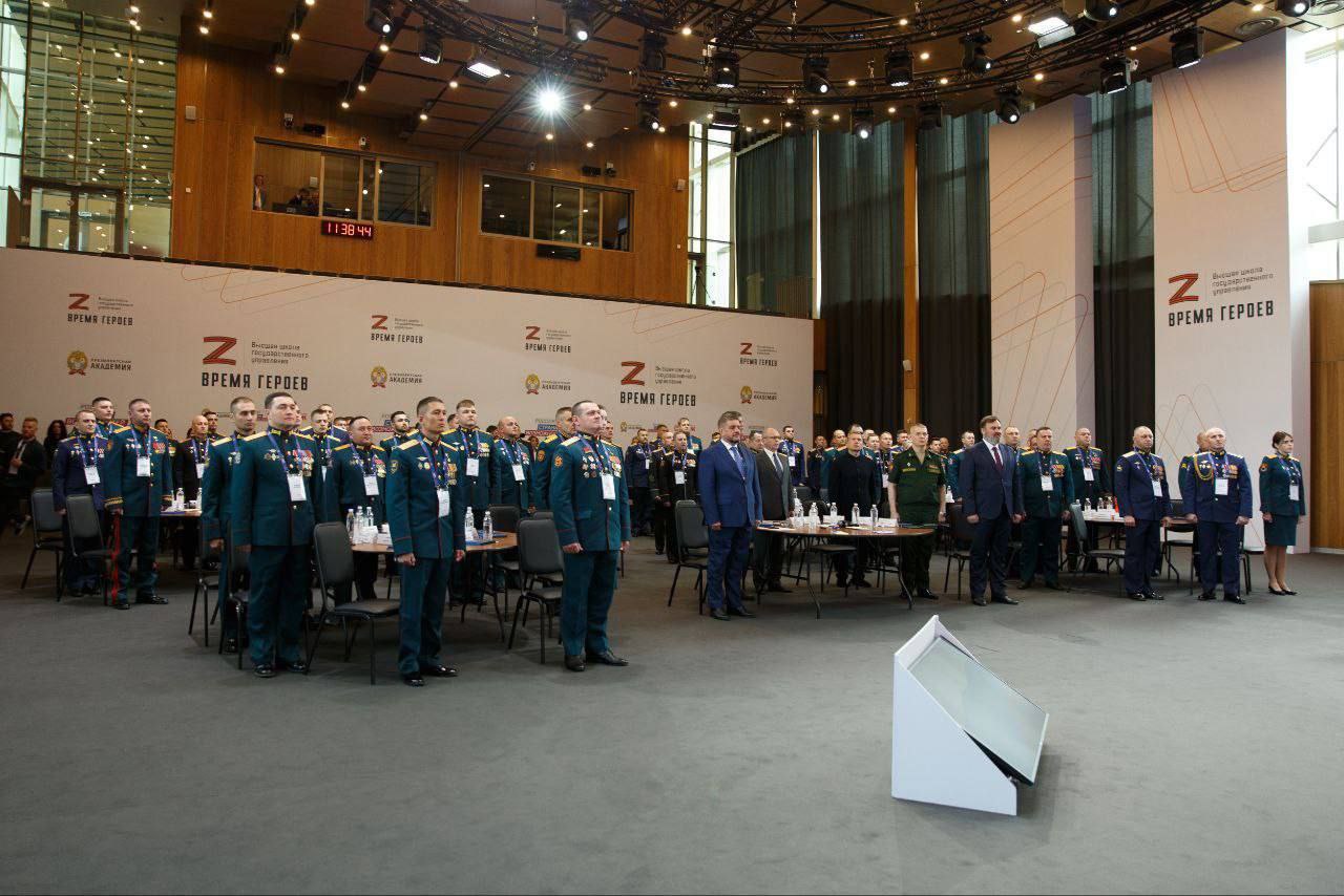 Стартовало обучение второго потока образовательной программы "Время Героев"   К учебе приступили 85 участников специальной военной операции. Среди них есть представили регионов Уральского федерального округа. Например, Герой России Максим Шоломов и кавалер трех орденов Мужества Евгений Кочергин.    Участников нового потока напутствовали руководство и организаторы программы "Время героев". Проект реализуется по поручению Президента России Владимира Путина Высшей школой государственного управления Президентской академии на базе Мастерской управления "Сенеж".     !