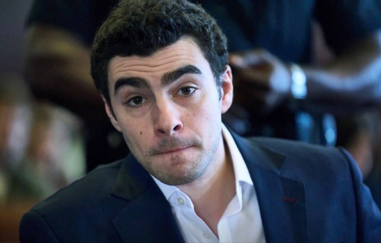 В США мужчина под видом агента ФБР попытался освободить из тюрьмы Луиджи Манджоне на фото подозреваемого в убийстве гендиректора UnitedHealthcarе сообщил CNBС Когда сотрудники следственного изолятора в Бруклине потребовали предъявить документы мужчина показал водительское удостоверение штата Миннесота и заявил что у него есть оружие Правоохранители задержали его при обыске у него нашли вилку для барбекю и круглое стальное лезвие НАШИ РЕСУРСЫ Telegram Tik tok YouTube RUTUBE