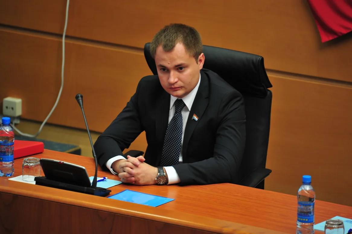 Михаил Белоусов назначен первым замглавы администрации губернатора Самарской области Зампредседателя правительства Самарской области Михаил Белоусов назначен первым заместителем руководителя администрации губернатора Об этом сообщил губернатор Вячеслав Федорищев сегодня 22 декабря на оперативном совещании в правительстве региона Как отметил Вячеслав Федорищев Михаил Белоусов будет курировать вопросы взаимодействия с Центральной избирательной комиссией В 2026 году в Самарской области вместе с выборами депутатов в Госдумы РФ пройдут выборы в самарскую губернскую думу Должность зампреда областного правительства Михаил Белоусов занял в январе 2025 года после того как покинул пост министра энергетики и жилищно коммунального хозяйства Самарской области До 2024 года Михаил Белоусов был заместителем генерального директора ООО Газпром газораспределение Самара Пост главы администрации губернатора Самарской области занимает Антон Емельяненко kommersant volga