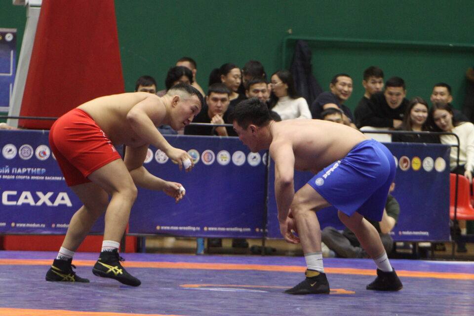 Якутский хапсагай вошёл в программу Всемирных игр кочевников Национальная якутская борьба хапсагай включена в программу VI Всемирных игр кочевников которые пройдут с 31 августа по 6 сентября 2026 года в Кыргызстане Ожидается что в соревнованиях примут участие около 4 тысяч спортсменов из 90 стран Таким образом на играх будут представлены сразу два якутских вида спорта мас рестлинг который участвует в программе уже несколько лет и хапсагай Наш мас рестлинг уже давно представлен на Всемирных играх кочевников В этом году в программу включён и хапсагай Это большое достижение спортсмены из разных стран будут определять сильнейших сразу в двух якутских национальных видах спорта отметил министр Леонид Спиридонов ℹ  Включению хапсагая в международную программу предшествовала большая работа В прошлом году в Кыргызстане состоялся первый чемпионат мира по этому виду борьбы где якутские спортсмены завоевали 6 золотых 6 серебряных и 3 бронзовые медали Создана Международная федерация борьбы хапсагай что стало важным шагом к признанию дисциплины на мировом уровне Все новости Яестьновость Обсудить Читайте нас в MAX