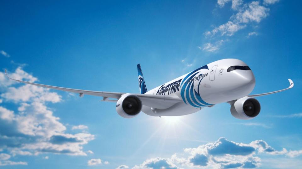 EGYPTAIR разместила твёрдый заказ на дополнительные шесть Airbus A350 Египетский флагманская авиакомпания EGYPTAIR объявила сегодня в Ле Бурже о твёрдом контракте на дополнительные шесть широкофюзеляжных лайнеров Airbus A350-900. Таким образом общий портфель заказов авиакомпании на этот тип достиг 16 самолётов. Авиакомпания ускоряет обновление своего флота и готовится к росту пассажиропотока на межконтинентальных направлениях. «Мы последовательно обновляем флот, чтобы предложить пассажирам более комфортные и оптимизированные путешествия. Партнёрство с Airbus строится на многолетних отношениях, отмеченных рядом успешных сделок и стратегического взаимодействия. Сегодняшнее соглашение подчёркивает нашу приверженность интеграции в парк самолётов нового поколения. Это позволит нам справиться с ростом спроса на дальнемагистральные рейсы, реализовать планы расширения маршрутной сети на ближайшие пять лет и внести вклад в усилия Египта по устойчивому развитию авиации», — заявил председатель совета директоров и генеральный директор EGYPTAIR, капитан Ахмед Адель. По состоянию на конец мая 2025 года, Airbus получил более 1390 заказов на A350 от 60 клиентов по всему миру. Следите за новостями Парижского авиашоу по тегу #PAS25 AviaNews