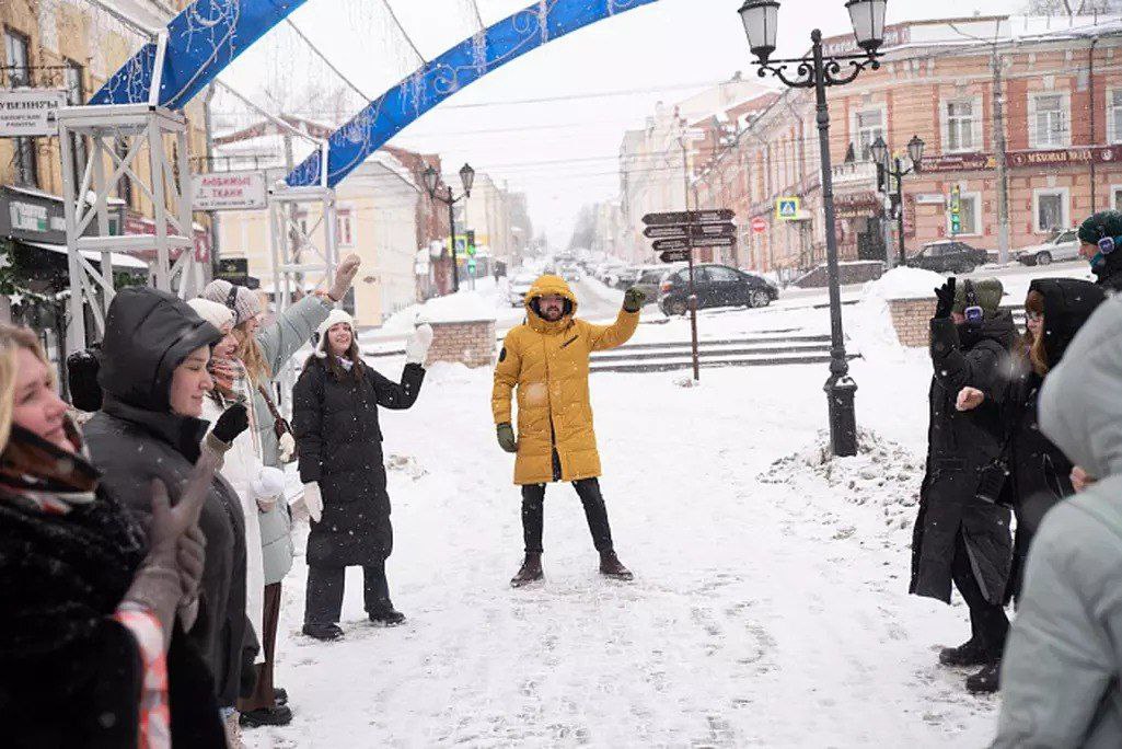 Турпоток в Киров в период новогодних каникул вырос более чем вдвое. Так, гостиница «Вятка» приняла 1 950 человек, что на 72% больше, чем в январе 2024-го  1131 человек . В гостинице «Губернской» число гостей в праздники выросло в три раза — со 106 человек в 2024 году до 344 в 2025-м.   Рост интереса к Кирову связан не только с древностями Вятской земли и с 650-летним юбилеем областного центра. Но и со статусом Новогодней столицы России, который Киров получил ранее. Разработать новые маршруты для туристов пообещал руководитель Центра развития туризма Кировской области Алексей Чепцов.  В целом, можно отметить, что в Поволжье сложился новый стандарт развития исторических городов, когда в хозяйственный и туристический оборот вводятся огромные городские пространства, обустраиваются пешеходные улицы, набережные, места расселения гостей и исторические памятники. Эти усилия всегда поддерживаются на федеральном уровне, как это было, например, с 800-летием Нижнего Новгорода в 2021 году и 1000-летием Казани в 2005 году    Центр развития туризма Кировской области