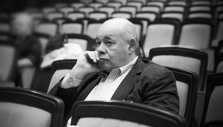 • Михаил Швыдкой высказался за восстановление цензуры, «которой бы занимались профессионалы, а не бюрократы различных ведомств», в целях сохранения «здоровой обстановки в творческой среде». Статью искусствоведа, общественного и культурного деятеля, телеведущего, дипломата, экс-министра культуры РФ и специального представителя Президента РФ по международному культурному сотрудничеству вчера, 1 июля, опубликовала «Российская газета». В ней автор обращает внимание на растущее количество размытых и трудно поддающихся юридической трактовке ограничений, накладываемых на деятелей культуры, редакторов и издателей, что оказывает угнетающее воздействие на их творчество. Признавая, что «возрождение института цензуры — недешëвое удовольствие, требующее не сотен, но тысяч просвещëнных слуг государства», Швыдкой апеллирует к опыту СССР, когда «в существовании цензурного ведомства была своя логика. Предварительная цензура защищала от карательной».   Все события хроники «Театр во время боевых действий. Месяц 41» — по ссылке.