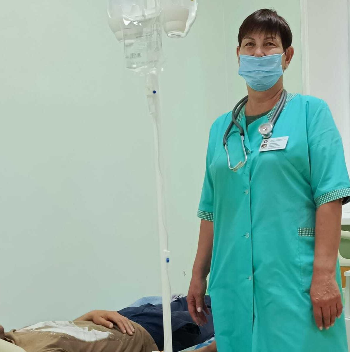  В «Инфекционную больницу» в конце июня поздно вечером на скорой был доставлен 32-летний пациент из Михайловской ЦРБ. Пациент жаловался на температуру 41,0 градус, головную боль, отеки глаз. В приёмном отделении в боксе он был осмотрен опытным врачом инфекционистом - заведующей отделением Татьяной Ивановной Ульянченко. При сборе эпидемиологического анамнеза было установлено , что работает мужчина на предприятии охранником вахтовым методом. Проживает в рабочем вагончике, куда наведываются мыши. Врачом своевременно был выставлен клинический диагноз: ГЛПС геморрагическая лихорадка с почечным синдромом , назначено обследование и направлен образец сыворотки крови в противочумную станцию г. Уссурийск. Диагноз подтвердился. Геморрагическая лихорадка с почечным синдромом ГЛПС – острое инфекционное заболевание, вызываемое хантавирусами. Это природно-очаговая инфекция, которая часто имеет тяжелое клиническое течение. Источниками хантавирусов являются мелкие млекопитающие, в основном грызуны. Основные пути передачи инфекции - воздушно-капельный и воздушно-пылевой, при которых возбудитель, содержащийся в выделениях мелких млекопитающих, в виде аэрозоля или пылевого облака попадает через верхние дыхательные пути в лёгкие человека с последующим распространением через кровь в другие органы и ткани. Летальность при ГЛПС достигает 6-8 %. Вовремя начатое лечение позволило стабилизировать состояние пациента, избежать утяжеления его состояния и грозных осложнений. В настоящее время состояние больного значительно улучшилось.