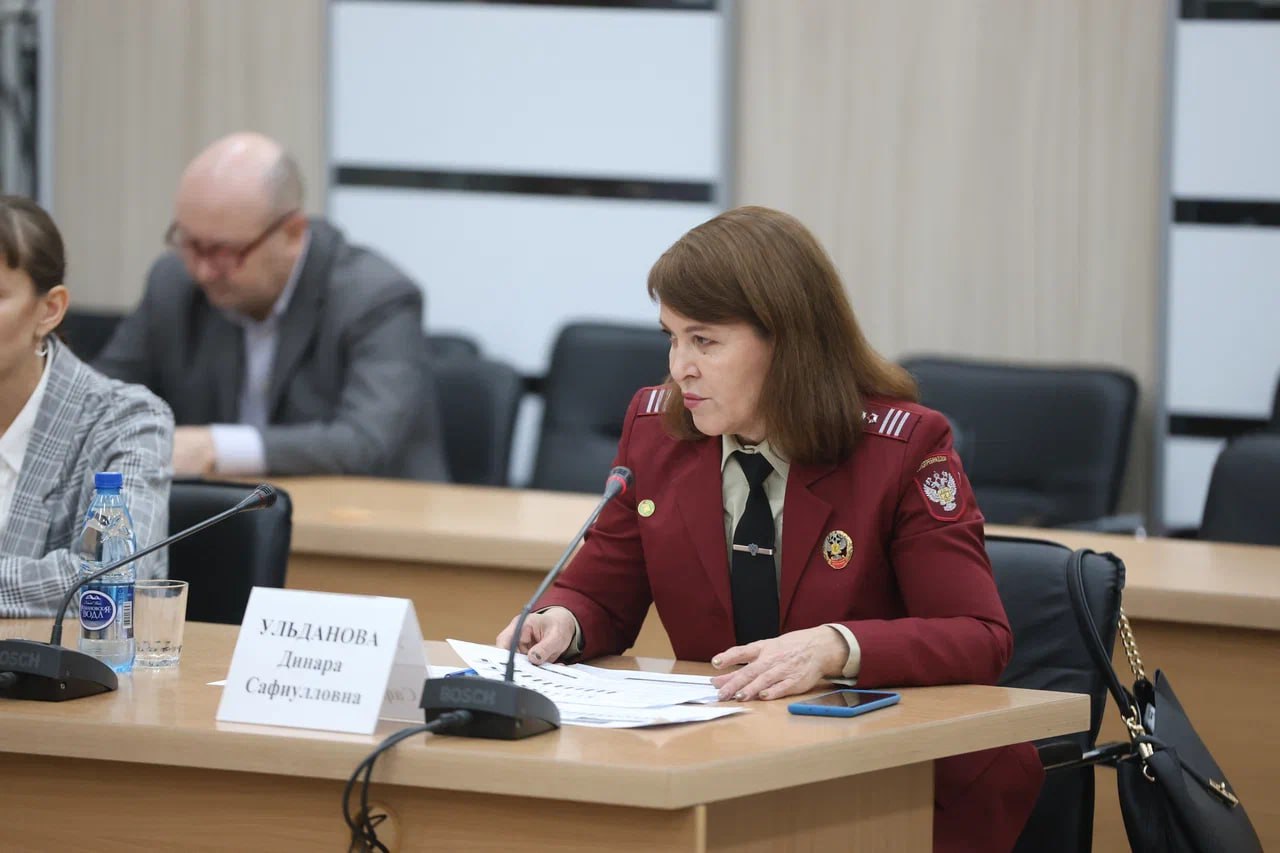 Роспотребнадзор Забайкалья рекомендует проводить новогодние ёлки в школах и садах региона без объединения детей В Забайкальском крае сохраняется высокий уровень заболеваемости острыми респираторными инфекциями гриппом внебольничными пневмониями и COVID 19 Досрочный уход детей на каникулы способствовал стабилизации ситуации При этом Роспотребнадзор региона рекомендует проводить школьные ёлки отдельно по кабинетам не допуская объединения детей Как сообщила на оперативном совещании в правительстве Забайкальского края заместитель руководителя управления Роспотребнадзора по региону Динара Ульданова рост суммарной заболеваемости за прошедшую неделю составил 31 9 по сравнению с показателями прошлого года Отдельно Динара Ульданова уточнила что за последние три дня отмечается стабилизация Школы ушли на досрочные каникулы с первого по восьмой класс Только старшие классы учатся Это как раз и позволило нам остановить рост заболеваемости На сегодня полностью закрыты 24 школы ещё 33 школы закрыты частично 115 классов а также 5 детских садов Помимо этого в 21 дошкольном учреждении закрыты 30 групп Эти случаи зафиксированы в Чите и 22 районах края добавила Динара Ульданова Отдельно заместитель руководителя управления Роспотребнадзора по региону обратила внимание на рекомендации по проведению предновогодних мероприятий ключевым требованием является категорический запрет на участие в массовых мероприятиях детей и взрослых с любыми респираторными симптомами Если ребёнок чихает кашляет то всё же нужно ограничить ему доступ И в школах и в дошкольных учреждениях мы рекомендуем не проводить объединённые ёлки То есть отдельно по классам можно а собирать в одну группу не надо То же самое и в детских садах рассказала Динара Ульданова  Также по рекомендации Роспотребнадзора мероприятие должно длиться не более часа если дольше необходим перерыв с обязательным проветриванием Помимо этого обязательной является дезинфекция Масочный режим предусмотрен только для персонала участвующего в проведении предновогодних мероприятий Губернатор Забайкалья Александр Осипов отметил что необходимо оценить достаточность действующих ограничительных мер В случае если их окажется недостаточно и они не будут способствовать стабилизации ситуации их необходимо будет расширить   Подписывайтесь TG VK MAX