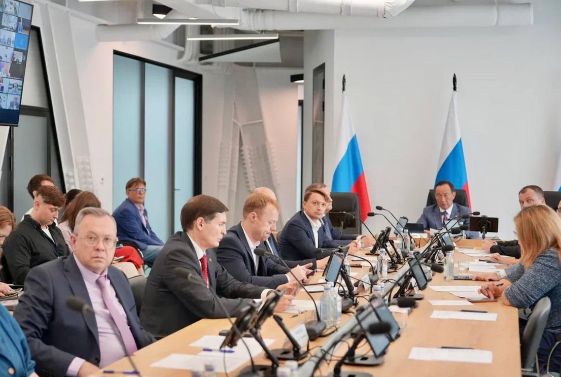 Сегодня провёл заседание комиссии Государственного Совета России по направлению "Энергетика". Главная тема заседания - эффективное использование золошлаковых отходов, сотни миллионов тонн которых десятилетиями накапливаются у угольных электростанций. На заседании обсудили, как превратить эту проблему в возможность. За последние два года проведена огромная работа по стандартам переработки и использования золошлаковых отходов в различных отраслях экономики. Сегодня в 18 регионах, в том числе и Якутии, уже есть успешный опыт применения золошлаков при строительстве дорог, зданий, производстве бетона и рекультивации земель. Например, в ходе строительства магистрального газопровода "Сила Сибири" были использованы золошлаки Нерюнгринской ГРЭС - при устройстве подстилающей подушки под трубопроводы. Важно такой опыт масштабировать на всю страну. Ключевая задача, которую перед нами поставил Президент России - увеличить переработку золошлаков до 50% к 2030 году и до 90% к 2050 году. Это амбициозная, но абсолютно реальная цель. Работаем дальше!