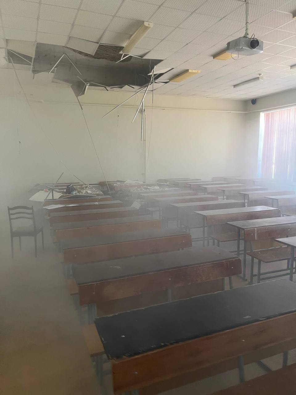 На химфаке КФУ обвалился потолок во время лекции Потолок обрушился в лекционной аудитории 401 во время занятия Как отметил читатель Грозы в корпусе также иногда отваливается штукатурка а зимой плохое отопление Подписаться Поддержать Написать нам