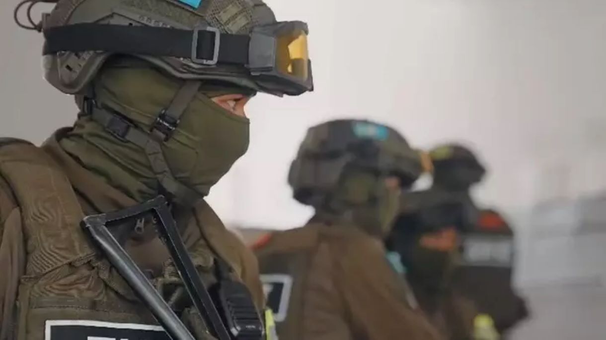 В Астане прошли антитеррористические учения Манёвры имели место утром в районе ледового дворца Барыс Арена и были нацелены на проверку готовности сил и средств правоохранительных органов к выполнению задач по противодействию террористическим проявлениям в связи с чем были перекрыты некоторые дороги о чём жители столицы были заранее оповещены Кроме того Астанинский оперативный штаб по борьбе с терроризмом призвал граждан не поддаваться панике и не допускать распространения панических и ложных слухов среди населения а также доверять только официальным источникам информации НЕРУШИМЫЕ