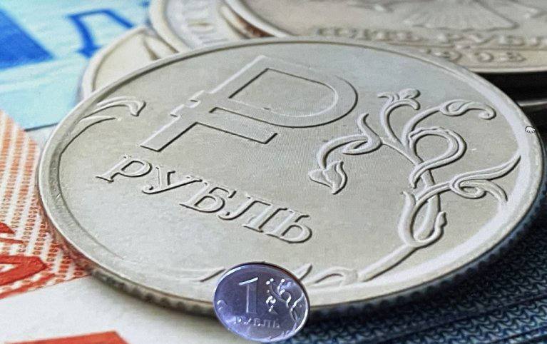 Рубль будет двигаться вслед за геополитикой, давление на нефтяные цены смягчается, российский фондовый рынок может подвергнуться значительным колебаниям.   Об этом рассказали "Российской газете" финансовые аналитики:    Фото: Сергей Михеев / РГ