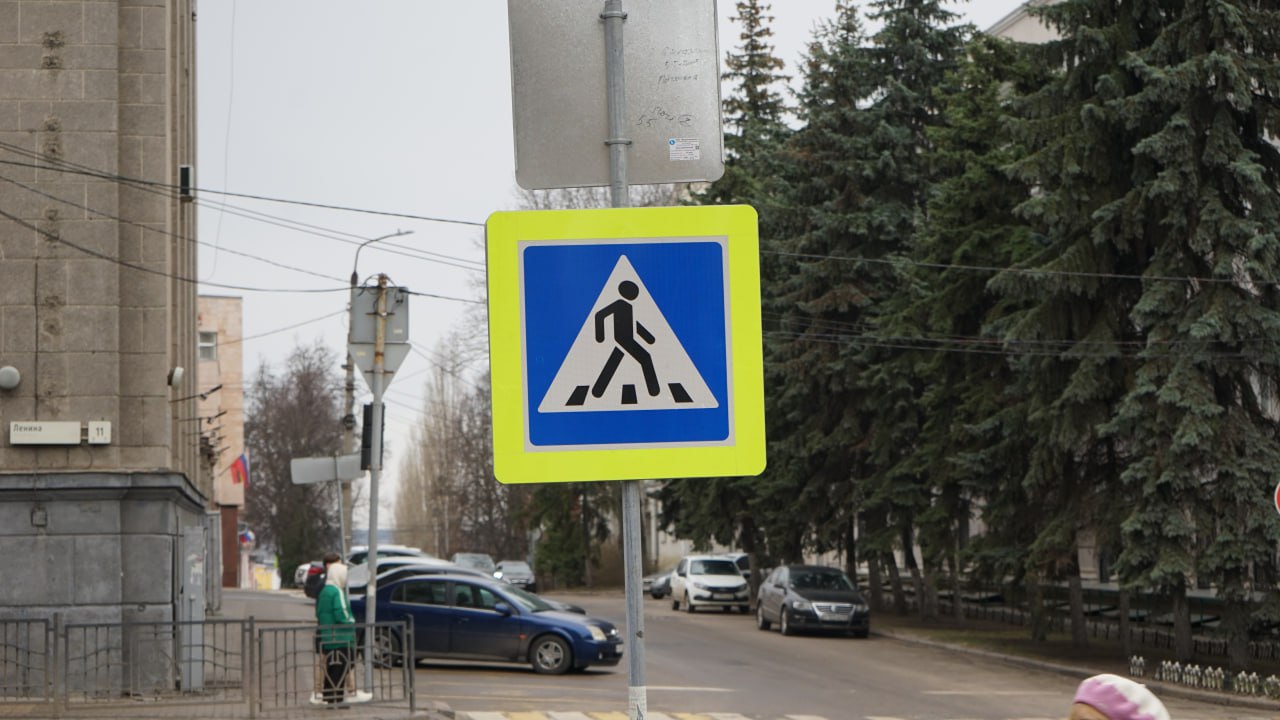 В центре Курска 9-летний ребёнок попал под колёса автомобиля В воскресенье, примерно в 10:45 утра, в центре Курска произошло ДТП с участием несовершеннолетнего. Инцидент случился возле дома №43 по улице Ленина, рядом с городским Дворцом пионеров и школьников. Предварительно установлено, что 27-летний водитель автомобиля Volkswagen Polo, двигаясь от Красной площади в сторону улицы Кати Зеленко, сбил 9-летнего мальчика. В результате аварии ребёнок получил травмы различной степени тяжести. По факту ДТП проводится проверка. Курская Telega / Прислать новость
