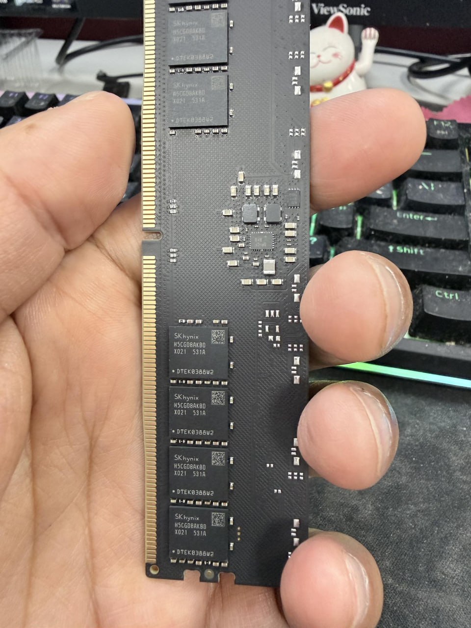SK hynix готовит второе поколение DDR5 A Die В сеть утекли фото новых чипов SK hynix DDR5 A Die с маркировкой X021 AKBD Они обеспечивают базовую частоту 7200 MT s и заменят M Die став основой для памяти под Intel Arrow Lake Refresh и Panther Lake Что известно Улучшенная структура кристалла и разводка Меньше энергопотребление выше стабильность M Die поддерживал до 6400 MT s A Die свыше 8000 MT s Обозначение KB указывает на скорость 7200 MT s Используется 8 слойная PCB но для экстремальных частот 8000 MT s потребуются платы с 10 12 слоями Второе поколение A Die станет ключом к разгону DDR5 за отметку 13 000 MT s Похоже нас ждет новая эра скоростной оперативки кто рискнет первым разогнать свыше 13K Заказать сборку ПК в InterPC Наши каналы SКhynix ddr5