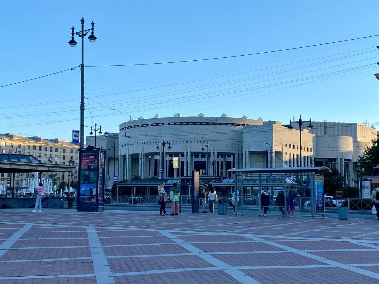 В противовес аномально теплому сентябрю в начале октября в Петербурге было прохладно, сообщил в своем telegram-канале главный  синоптик города Александр Колесов. Причем, столбик термометра опускался до +7,8 градуса – это самая низкая температура для этого времени года за последние пять лет.