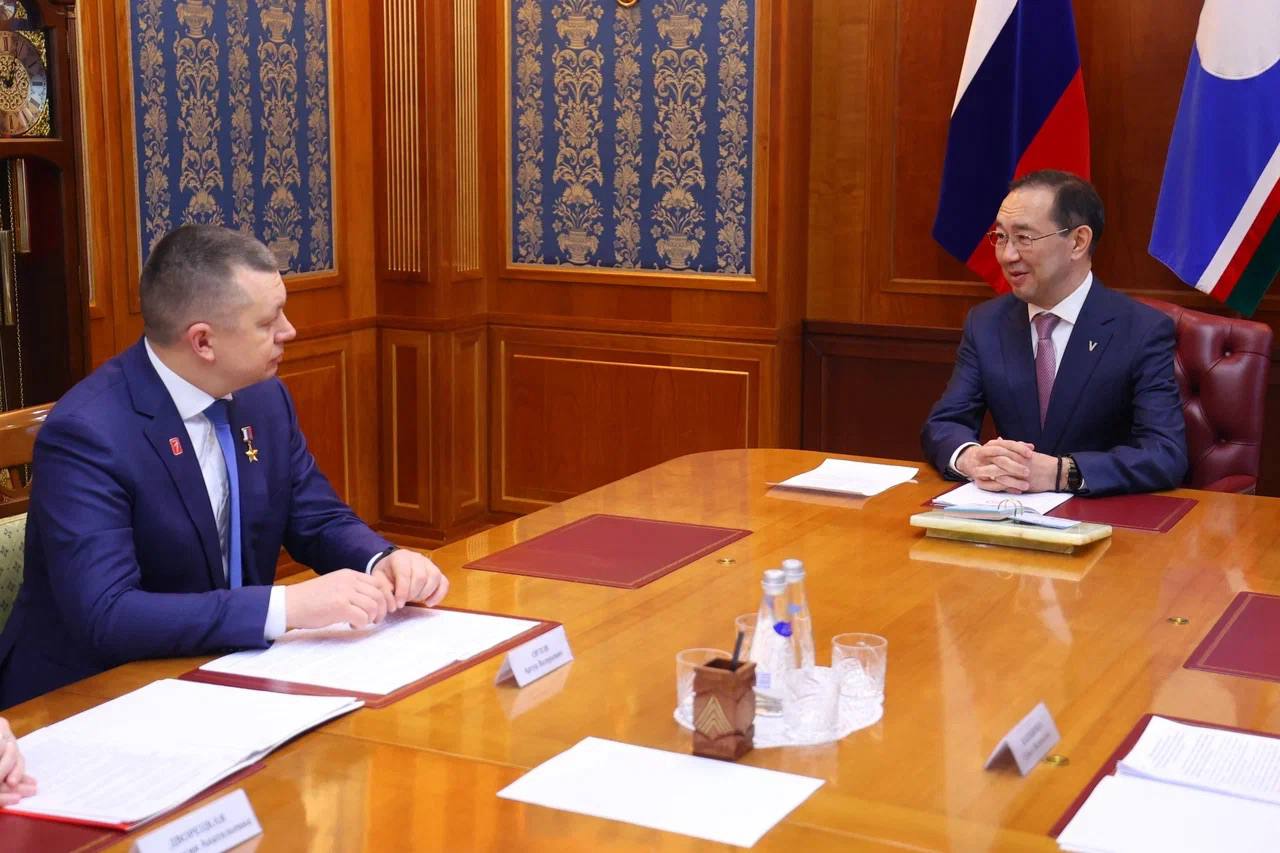 Глава Якутии Айсен Николаев провел рабочую встречу с Героем России Артуром Орловым председателем правления Движения Первых Это человек который не просто возглавляет одно из ключевых молодежных движений страны а по настоящему живет им Разговор получился продуктивным Обсудили как Движение Первых развивается в Якутии одном из первых регионов где было развернуто региональное отделение Читайте нас в МАХ