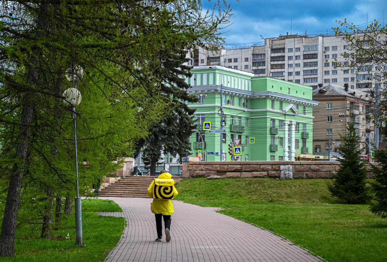 Лапша пельмени и мармелад что чаще всего заказывают студенты Челябинска Свыше 40 заказов из челябинских общежитий вузов и ссузов приходится на готовую еду а каждый десятый на лапшу быстрого приготовления сообщили в Яндекс Лавке Средний чек заказа от студентов 1300 1400 рублей Среди фаворитов у юных учащихся вузов и ссузов сосиски пельмени чебупиццы растворимый кофе и пюре быстрого приготовления Популярность набирают азиатские блюда вроде рамена и воков В ЮУрГУ чаще выбирают курицу в медуниверситете супы выпечку и сэндвичи Пик заказов фиксируется в декабре когда к экзаменам студенты на 30 чаще берут сладости особенно чипсы и мармелад