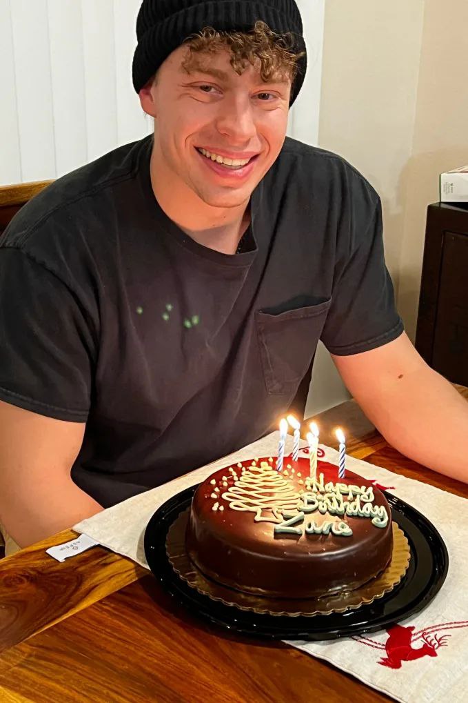 В США родители выпускника Техасского университета Зейна Шамблина судятся с OpenAI и O ChatGPT Их сын страдал от одиночества и любил общаться с нейросетью Именно ChatGPT и стал его последним собеседником когда Шамблин обсуждал с ИИ свое состояние и планы покончить жизнь самоубийством Нейросеть высылала ему сообщения из разряда это не страшно и ты готов Последнее сообщение он получил уже после суицида покойся с миром ChatGPT не впервые замечен в консультации пользователей на подобные темы Ситуацию объясняют тем что нейросеть выдает то что по ее мнению собеседник хочет услышать В итоге это способно привести к самоубийству