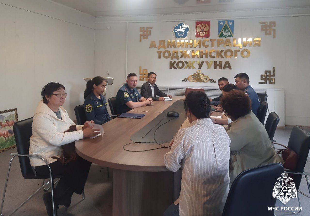 В Тоджинском районе Тувы обсудили вопросы пожарной безопасности на социальных объектах Заместитель начальника Главного управления МЧС России по Республике Тыва на рабочем совещании в администрации района разъяснил, что дублирование сигнала – это подача сигнала о пожаре не только на специальное устройство в помещении дежурного персонала на самом объекте или на выносные устройства оповещения, но и одновременно на пульт подразделения пожарной охраны без участия работников организации. Такое дублирование необходимо для следующих объектов - дошкольные образовательные учреждения, дома престарелых, больницы, спальные корпуса интернатов и детских лагерей, гостиницы, общежития и учебные заведения. В Тоджинском районе таких объектов 83. Андрей Сергеевич Степанчук особое внимание обратил на социальные объекты в населенных пунктах, где отсутствует сотовая связь - Сыстыг-Хем, Чазылары, Ырбан. В данных населенных пунктах для установки приборов дублирования необходимо изучить возможности спутниковой связи.