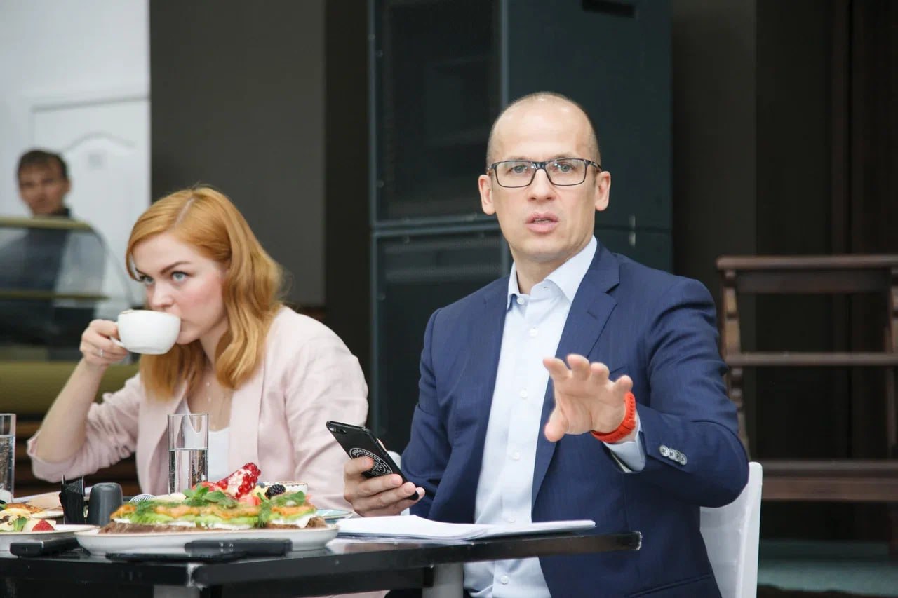 Александр Бречалов поднялся на 4 позиции в медиарейтинге, Дмитрий Чистяков – потерял одну  Агентство «Медиалогия» составило по итогам июля свой традиционный рейтинг упоминаемости губернаторов и мэров крупнейших городов в СМИ и соцсетях.  Глава Удмуртии Александр Бречалов с 3 878 упоминаниями поднялся на 4 позиции в рейтинге и теперь занимает 70 место среди всех руководителей российских регионов. Связано это, прежде всего, с печальными новостями – в начале июля Удмуртию атаковали несколько беспилотников. Бречалов оперативно докладывал об обстановке в своих соцсетях.  Глава Ижевска Дмитрий Чистяков, напротив, потерял одну позицию в рейтинге глав крупнейших городов Поволжья. Теперь в рейтинге он занимает 12 строчку.   Фото: Сергей Грачев   #Удмуртия