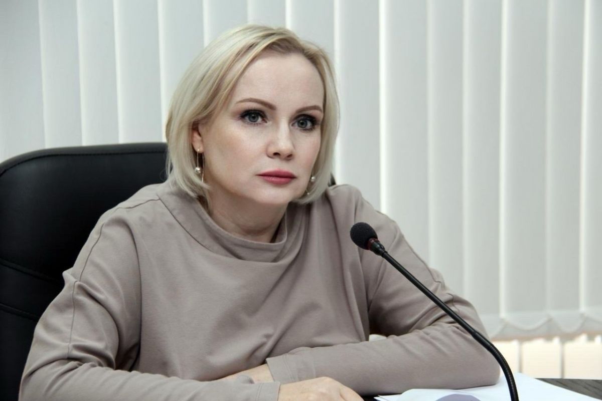 В Тамбовской области назначен новый министр здравоохранения Врио главы Тамбовской области Евгений Первышов на еженедельной планёрке объявил о назначении нового министра здравоохранения региона. Этот пост заняла Марина Македонская. Македонская — депутат Тамбовской областной Думы седьмого созыва, кандидат медицинских наук и главный врач больницы имени Архиепископа Луки города Тамбова. Ожидается, что под руководством Македонской ведомство продолжит работу по развитию системы здравоохранения области, повышению качества и доступности медицинской помощи для жителей региона.