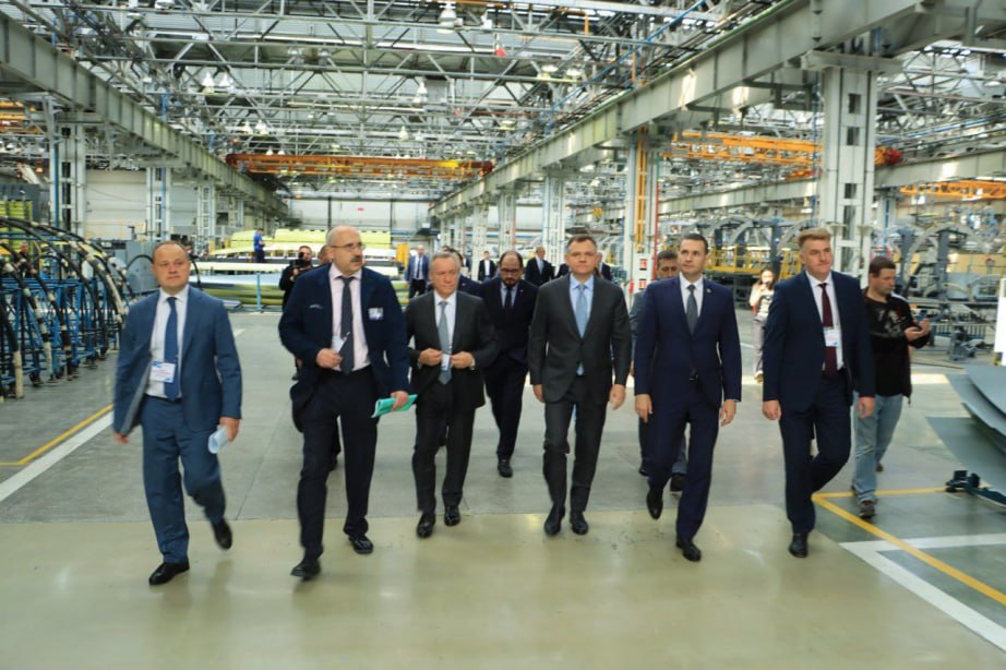 Демешин назвал авиастроение драйвером промышленного роста края Губернатор Хабаровского края Дмитрий Демешин сообщил о наращивании выпуска истребителей в Комсомольском на Амуре авиационном заводе имени Юрия Гагарина Рост авиастроения по его словам стал одним из драйверов обрабатывающей промышленности региона который создаёт рабочие места и усиливает роль Дальнего Востока в оборонно промышленном комплексе страны На нашем предприятии создается превосходная боевая авиатехника современные самолёты Су 57 Су 35 и Су 35С которые уже успели хорошо себя зарекомендовать отметил Дмитрий Демешин По словам губернатора продукция КнААЗ востребована как в российских войсках так и на внешнем рынке ряд государств проявляет интерес к истребителям Су 35С Предприятие не ограничивается боевой авиацией а участвует и в гражданских проектах где уже проходят лётные испытания самолёты SJ 100 с отечественными двигателями ПД 8 Загрузка оборонных и гражданских контрактов даёт мультипликативный эффект для смежных отраслей Хабаровского края позволяет сохранять и привлекать квалифицированные кадры а также инвестировать в модернизацию производственных мощностей Хабаровск