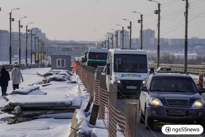 Асфальт на мосту у Телецентра экстренно отремонтировали из-за пробок.  Дорожное покрытие частично отремонтировали прошедшей ночью. Сделали это с помощью специальной технологии «холодного асфальта», в состав которого входят щебень и битумная эмульсия.  — Выбоины просушили и очистили от грязи, а затем послойно заполнили холодным асфальтом. Это временная мера: как только позволит погода, в ход пойдет горячая смесь, которая более устойчива к высокому автомобильному трафику, — рассказал мэр в тг-канале.