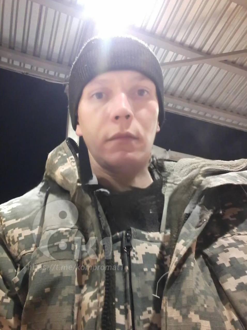 Военный вломился в дом пенсионерки в Белгородской области и устроил кальянную В селе Нехаевка Белгородской области 34-летний военнослужащий Константин Обыскалов самовольно занял чужой дом. Как сообщила местная жительница, 17 июня неизвестный взломал окно и поселился в её жилище. Спустя восемь дней, 25 июня, силовики задержали нарушителя. В доме нашли кальян и шприц с сильнодействующим анальгетиком. Военнослужащий из части 36994 проник в дом вопреки воле хозяйки. Обыскалова передали военной полиции. Подписаться Прислать новость