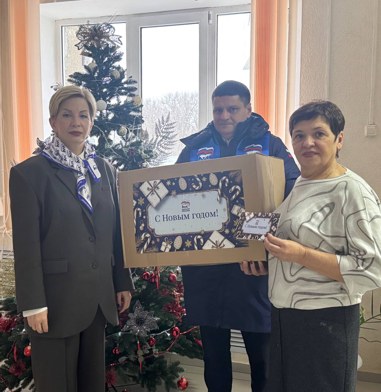 Присоединились сегодня к всероссийской акции С Новым годом ветеран организованной Единой Россией и всероссийским общественным движением Волонтеры Победы В рамках акции передала новогодний продуктовый набор для Ольги Михайловны Сухаревой узницы концентрационного лагеря в годы ВОВ К сожалению в силу плохого самочувствия Ольга Михайловна не смогла с нами встретиться передала поздравления и подарок дочери Елене Петровне Новый год это еще один повод навестить участников и инвалидов Великой Отечественной войны поздравить оказать внимание и вручить подарки и подарить толику внимания Проведение акции это дань уважения и благодарности за мужество и стойкость которые проявили эти удивительные сильные люди в годы Великой Отечественной войны