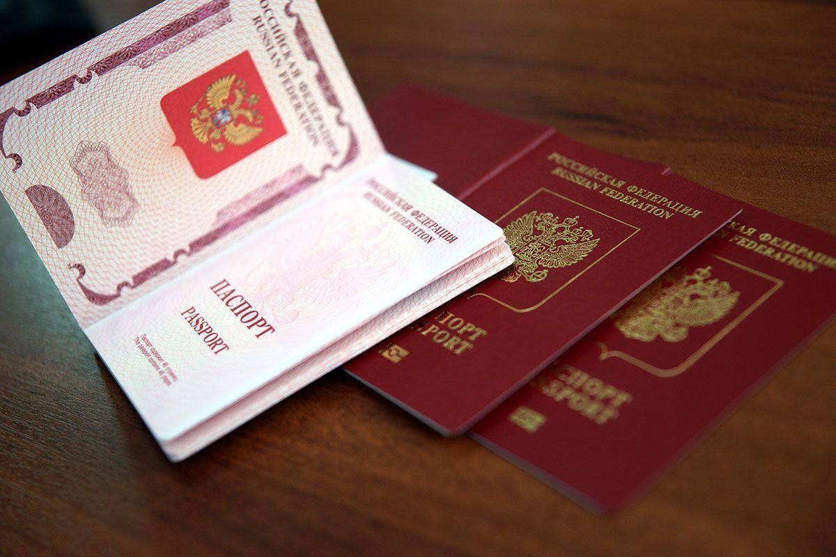 Россия опустилась еще ниже в рейтинге паспортов мира Согласно обновленному Индексу паспортов мира, Сингапур вновь возглавил список самых мощных паспортов, обеспечивая безвизовый доступ в 193 из 227 направлений. На втором месте Южная Корея. Сильные позиции сохраняет и Европа: семь стран ЕС делят третью строчку — Дания, Финляндия, Франция, Германия, Ирландия, Италия и Испания — их паспорта открывают двери в 189 стран. Россия опустилась на две строки и занимает 46-е место. Гуд Афтенун Новости