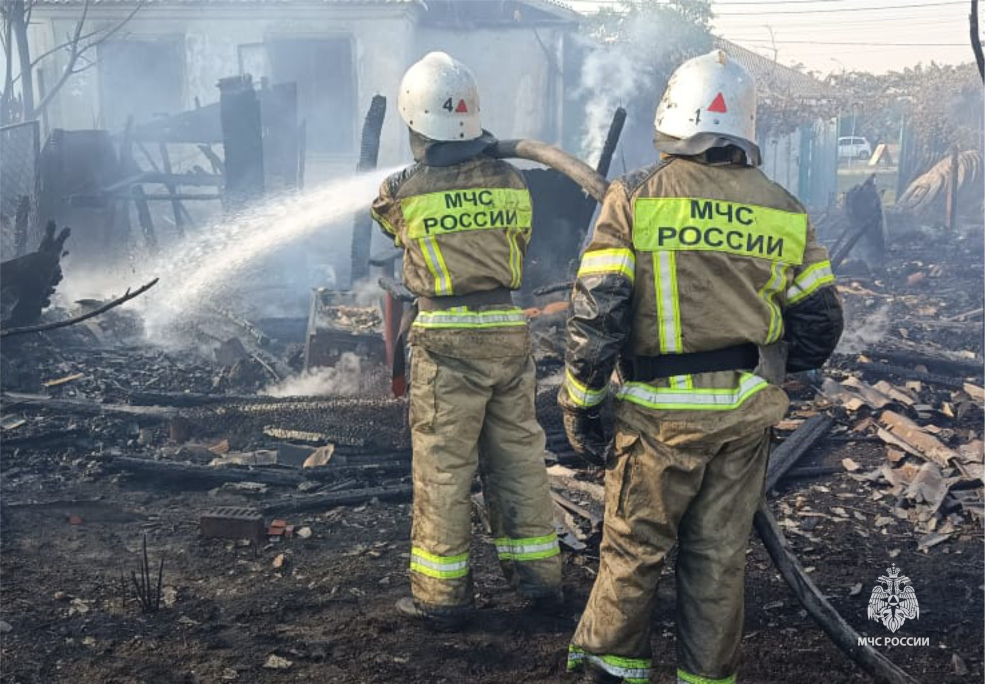 С начала года на территории КБР зарегистрировано 533 пожара Из них 49 в жилом секторе, 331 случай горения сухой травянистой растительности. На пожарах спасен 1, эвакуированы 152 человека, получили травмы различной степени тяжести 11, к сожалению, 4 человека погибли. Большинство пожаров происходит по вине людей, которые по незнанию или из-за беспечности не выполняют или грубо нарушают элементарные правила пожарной безопасности. МЧС Кабардино-Балкарии напоминает: не пользуйся неисправной или ветхой электропроводкой; соблюдай осторожность при использовании электроприборов; не оставляй включенные электробытовые и газовые приборы без присмотра; не оставляй маленьких детей без присмотра, поговори со своим ребенком об опасности игр с огнем; проверяй исправность электрических вилок и розеток, их нагрев первый признак неисправности электроприбора или перегрузки сети; установи автономный пожарный извещатель! единый номер вызова экстренных служб 112