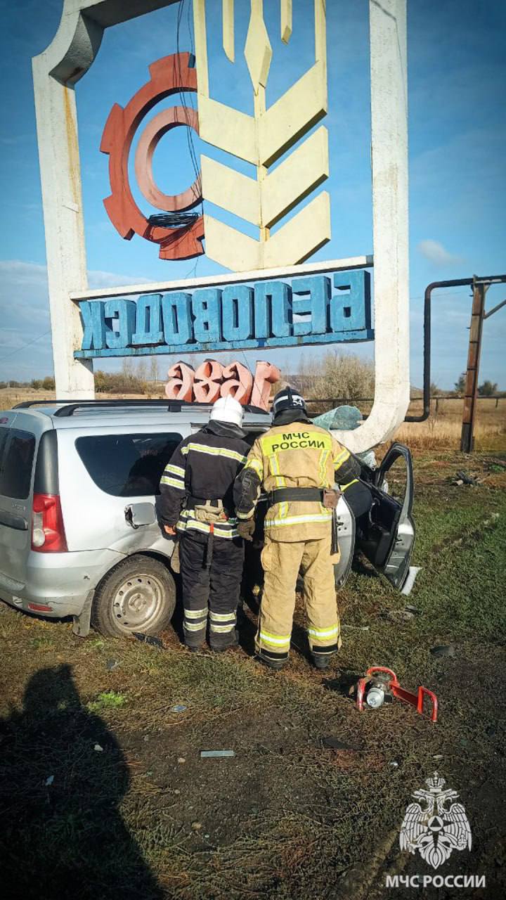 на трассе Беловодск-Марковка. Водитель легкового автомобиля Lada Largus при совершении обгона, врезался в ВАЗ-2121, сообщили в главном управлении МЧС РФ по ЛНР.  После столкновения, Lada  вылетела на обочину и врезалась в бетонную стелу. С помощью бензореза спасатели деблокировали пострадавшего из автомобиля и передали его сотрудникам скорой помощи.