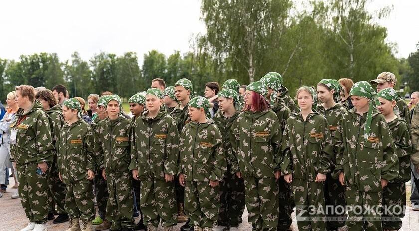 Молодежь Запорожской области изучила навыки военного дела в Подмосковье Сборная команда юнармейцев Запорожской области «Патриот» стала участницей первой смены Международных сборов «Бородино» в Можайске на территории Бородинского музея-заповедника Московской области. Об этом корреспонденту Запорожского агентства новостей рассказали в администрации СОШ № 20 Бердянска. На практических занятиях для участников полевых сборов опытные инструкторы провели уроки по тактике ведения боя, строевой подготовке, стрельбе, оказанию первой помощи и другим военным и спортивным дисциплинам. Кроме того, юнармейцы расширили свои знания по истории России, познакомились с особенностями быта солдат эпохи Отечественной войны 1812 года на специально организованных интерактивных площадках, побывали на экскурсиях, приняли участие в познавательных квестах, занимательных викторинах и творческих конкурсах, во время коллективного отдыха исполняли любимые песни. #ЗАНмолодежка Читать полностью , VK и ОК и читайте новости на нашем сайте