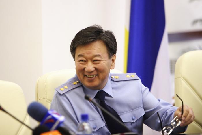 У семьи главного военного прокурора нашли активы на 330 млн. Вместо защиты прав граждан он защищает интересы «Ростеха» Связанный с Юрием Чайкой глава военной прокуратуры РФ Валерий Петров получил должность и переехал в Москву в 2017 году. Как выяснили «Люди Байкала», в столице пришла к успеху и его супруга Ирина: с 2019 по 2023 год она получила почти 37 млн рублей под видом зарплаты от «дочки» «Ростеха». Совпадение или нет, с назначения Петрова структурам «Ростеха» не вынесли ни одного приговора. Недвижимость и автомобили семьи Петровых оценивают в более чем 330 млн рублей, среди активов — целая улица в Улан-Удэ, куда провели воду за государственный счет. Зарабатывать на это в одиночку Валерию пришлось бы примерно 55 лет. Но Петров покрывает преступления против военнослужащих и призывников: в частности, он ввел негласный запрет на расследование жалоб на офицеров, которые служат в боевых бригадах в «зоне СВО».