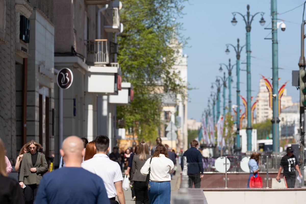 В Воронежской области конкуренция за рабочие места выросла вдвое за год Наибольшее количество претендентов наблюдается в творческих и управленческих профессиях. В частности, в сфере искусства и массмедиа на одну вакансию приходится 25 резюме, в области стратегий и инвестиций — 20, а в топ-менеджменте — 17. Также высока конкуренция в маркетинге, рекламе и PR 15 резюме и юриспруденции 14 резюме . ↗ Прислать новость Подписаться