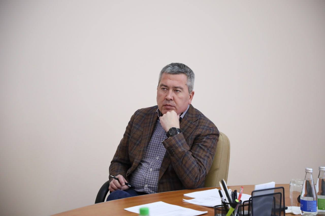 Завершился суд по «раскулачиванию» бывшего мэра Бугульмы Линара Закирова. У экс-главы и его родственников изымут почти всю недвижимость, к которой возникли вопросы у прокуратуры. А это квартиры в центре Казани и в Москве, квартира, дом и участок в Сочи, автомобиль Porsche. Они были оформлены на мать Закирова и родственников его жены. Двоюродному брату Закирова оставили дом с участком в Бугульминском районе, матери экс-мэра - квартиру с подсобкой в Бугульме. Бывший глава так и не приехал ни на одно заседание. 116.RU Новости Казани