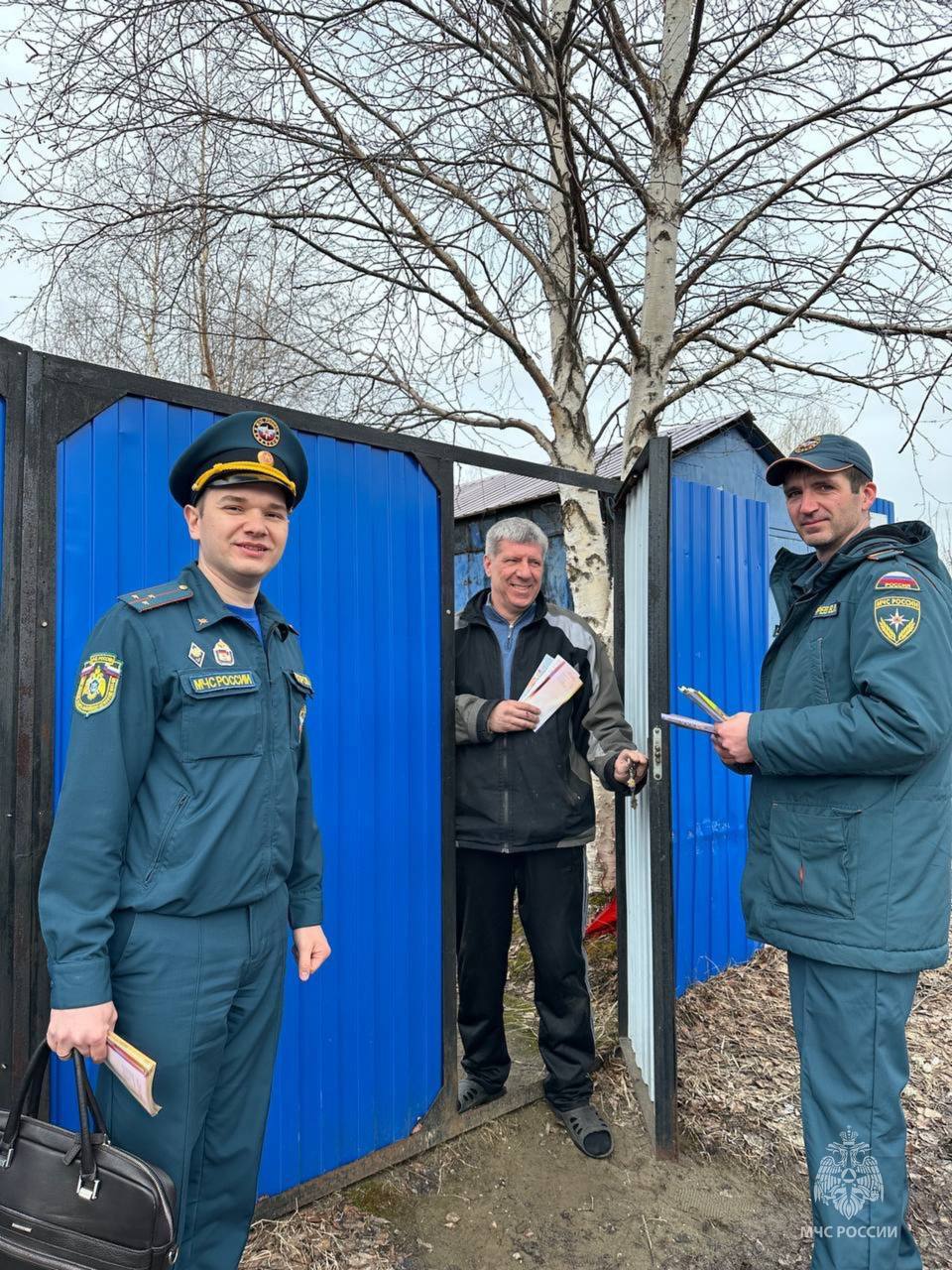 МЧС Югры в режиме готовности С первыми теплыми днями в Нижневартовске усилена профилактическая работа, особенно в садовых товариществах — в зоне повышенного риска. Что делают спасатели? Проводят рейды и разъяснительные беседы с дачниками. Проверяют наличие огнетушителей, воды и инвентаря на участках. Напоминают: костры, пал травы и мусора — под запретом! Почему это важно? Мгновенное распространение огня может произойти от маленькой искры и ветра. Последствия могут быть катастрофическими — от потери имущества до угрозы жизни людей. МЧС ХМАО-Югры #МЧСХМАО #МЧСЮгры #МЧС_ХМАО_Югры #ПрофилактикаМЧС