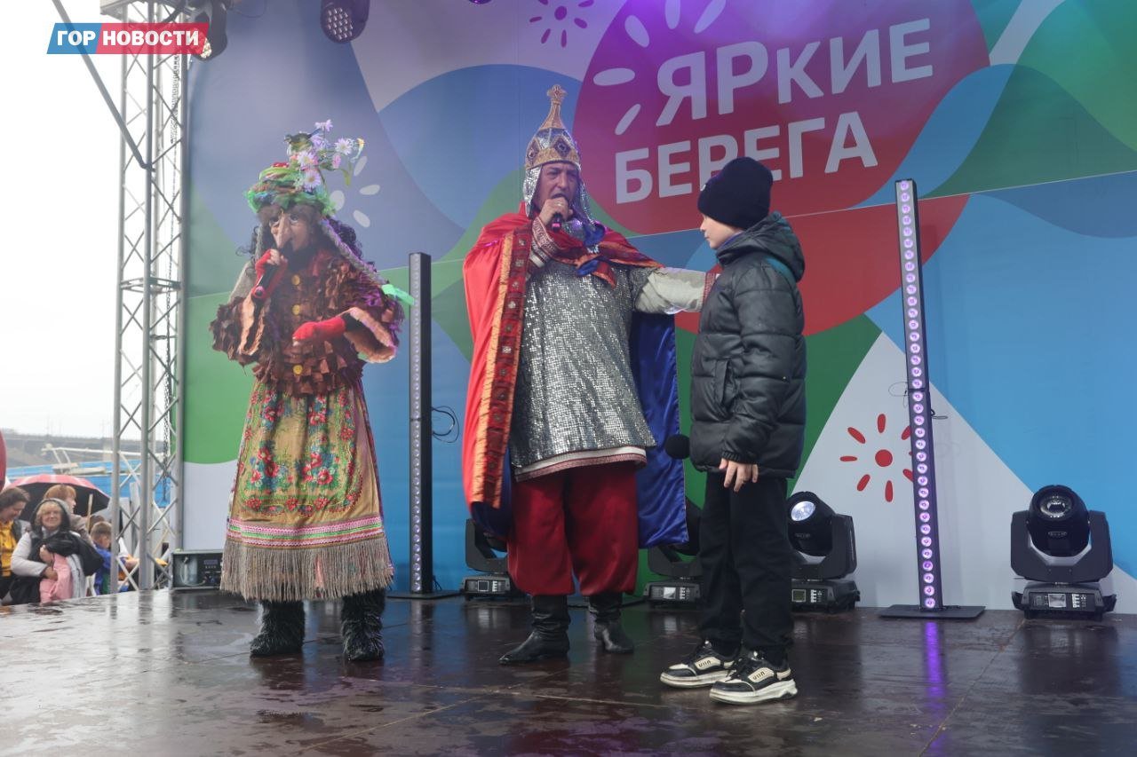 В Красноярске подняли Флаг детства и дали старт проекту «ЯРкие БЕРЕГА» Мэр Красноярска Владислав Логинов поздравил юных красноярцев с Днем защиты детей. Он пожелал им ярких впечатлений от уже наступившего лета. Кстати, совсем не летняя погода не помешала горожанам отметить открытие третьего сезона «Ярких БЕРЕГОВ». Целые семьи сегодня принимают участие в мастер-классах и просто хорошо проводят время на Центральной набережной. Посетить праздник вы еще успеваете – площадки проекта работают до 20:00. Завершится все концертом Камерного хора. Фото: Михаил Шуклин