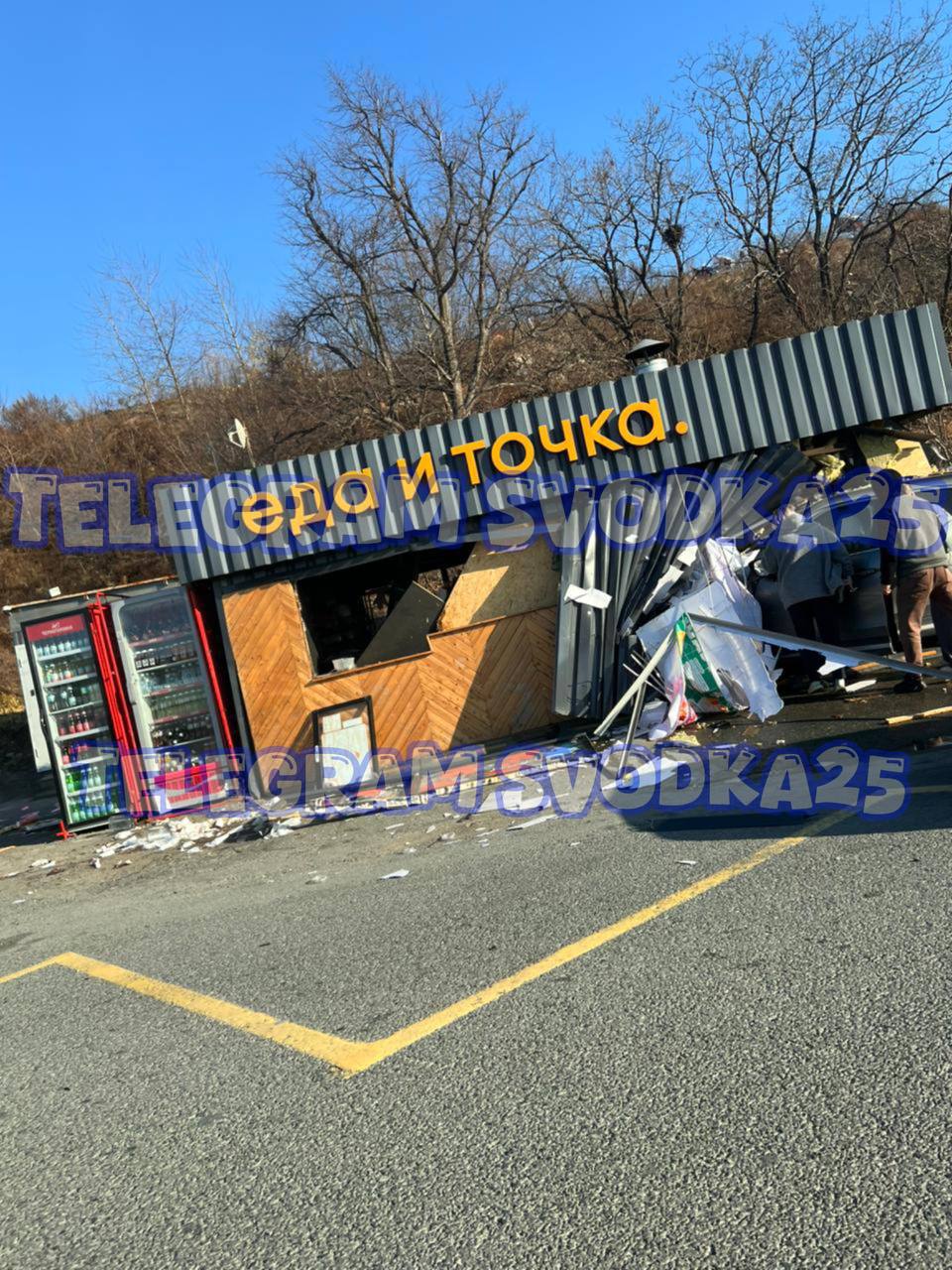 Во Владивостоке автомобиль на скорости снес популярный питстоп   Со стороны Русского острова на Катерной произошло жесткое ДТП Автомобиль на скорости влетел в известный в городе питстоп и уничтожил его Сообщается что в результате происшествия никто не получил серьёзных травм В помещении питстопа находились работники которым оказывают необходимую помощь Источник svodka25 vmfareast