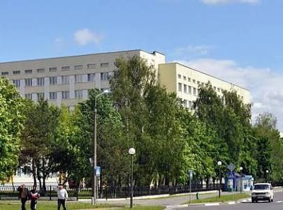 По сообщению Республиканского центра организации медицинского реагирования Минздрава в ЦРБ Солигорска направлена медицинская бригада республиканского уровня комбустиолог травматолог и реаниматолог для оказания помощи госпитализированным после инцидента на Беларуськалий пострадавшим Отметим что сразу же для оказания первой медпомощи на место происшествия выехали четыре бригады скорой медицинской помощи Они госпитализировали четырех работников предприятия в Солигорскую ЦРБ По предварительным данным пострадали четыре работника предприятия все они с химическими ожогами комбинированными травмами находятся в Солигорской ЦРБ Органами госсаннадзора проводится мониторинг атмосферного воздуха на производственной площадке