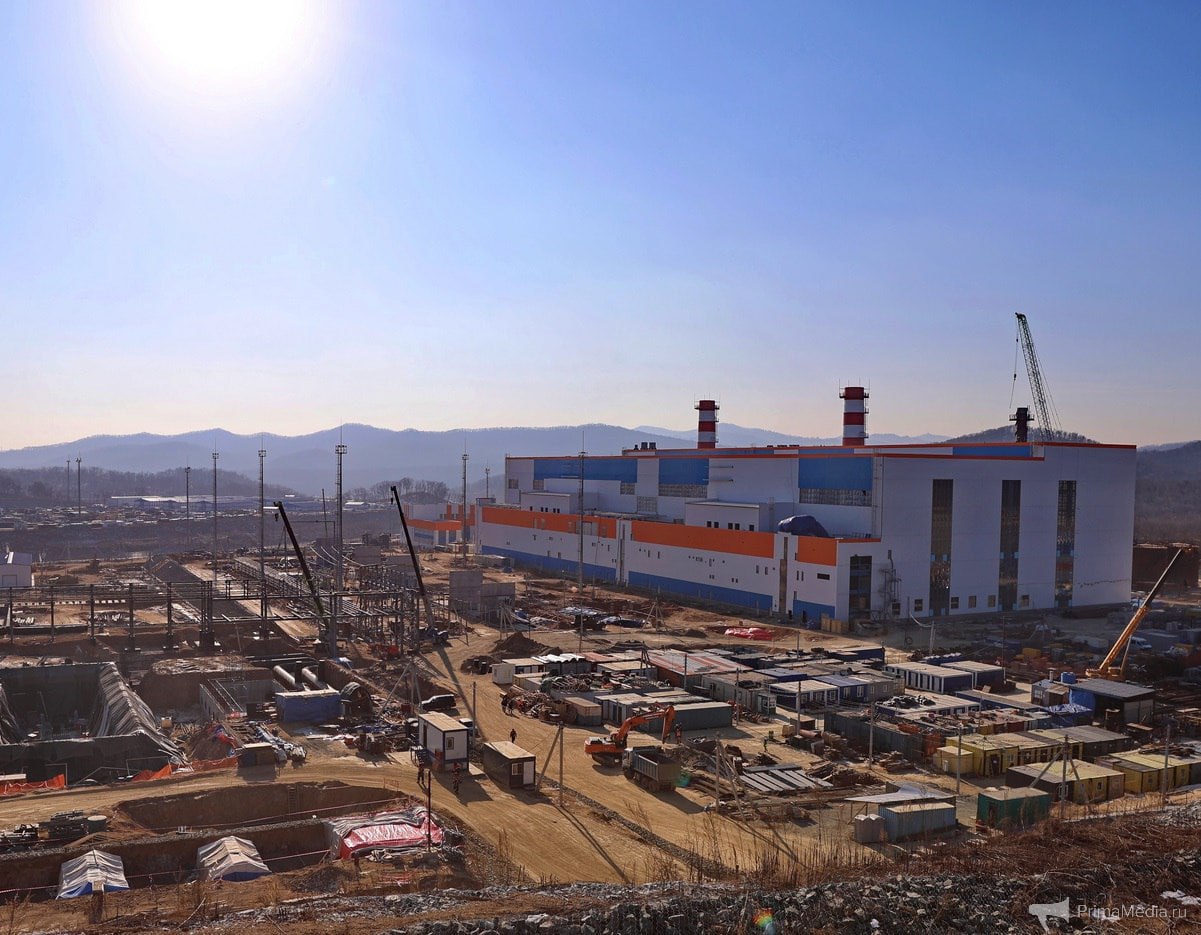 Строящаяся Артёмовская ТЭЦ 2 может быть сдана в эксплуатацию в 2026 году к Дню энергетика который отмечается 22 декабря Новый энергообъект призван заместить выбывающее в перспективе мощности Артёмовской ТЭЦ введенной в эксплуатацию ещё в 1936 году При этом не исключен вариант что старая станция даже после запуска Артёмовской ТЭЦ 2 ещё некоторое время останется в работе В отличие от работающей на каменном угле Артёмовской ТЭЦ новая ТЭЦ будет использовать в качестве основного топлива природный газ В качестве аварийного топлива предусмотрено дизельное топливо В настоящее время в завершающей стадии находится строительство газопровода отвода с ГРС 2 к городу Артёму что позволит обеспечить станцию голубым топливом Объекты Артёмовской ТЭЦ 2 с внеплощадочной инфраструктурой размещаются в районе села Оленье на земельном участке общей площадью около 574 тыс кв м  Установленная электрическая мощность ТЭЦ 2 составит 440 МВт у Артёмовской ТЭЦ 400 МВт тепловая мощность 456 Гкал ч у Артёмовской ТЭЦ 300 Гкал ч Подписывайтесь на PrimaMediaBiz