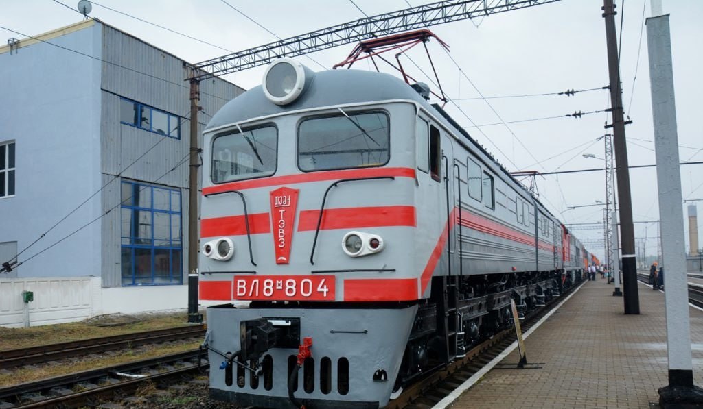 Из Донецка в Петербург: власти заявили о полной готовности ж/д сообщения В Донецке начался новый этап в восстановлении транспортной инфраструктуры. Впервые с 2014 года на железнодорожный вокзал Донецка прибыл пассажирский поезд, следующий по маршруту Дебальцево — Донецк. Теперь же глава ДНР Денис Пушилин в эфире телеканала «Россия 24» заявил, что вся инфраструктура для запуска регулярных пассажирских поездов из Донецка в Москву и Санкт-Петербург полностью готова. «Мы действительно готовимся к этому, но исходить будем из того, как будут обеспечены меры безопасности. Поэтому здесь, как только наши силовые ведомства дадут отмашку, такое транспортное сообщение для жителей ДНР будет обеспечено», — подчеркнул он. Донецкий железнодорожный вокзал открылся 9 мая 2025 года после 11 лет простоя. Пригородный поезд из Дебальцево встретили торжественно с участием местных жителей и официальных лиц. Работы по реконструкции включали укладку 15,8 км путей, установку 83 стрелочных переводов и модернизацию инфраструктуры. В 2024 году на восстановление железнодорожной инфраструктуры новых регионов России выделено 11 миллиардов рублей. Также рассматривается запуск поездов в Таганрог и Крым. Ожидается, что в ближайшие месяцы будут объявлены конкретные сроки и расписание новых маршрутов, как только будут решены все вопросы безопасности. Подписаться Написать в бот